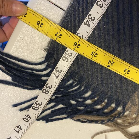 Pretty Persuasions Plaid Large Shawl Scarf Wrap Fringed Soft Reversible Western - Picture 4 of 7